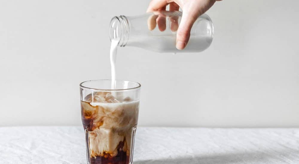 Säurearmer Kaffee mit Milch trinken